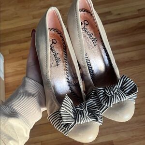 Seychelles Vintage Women's Cream and Black Bow Heels